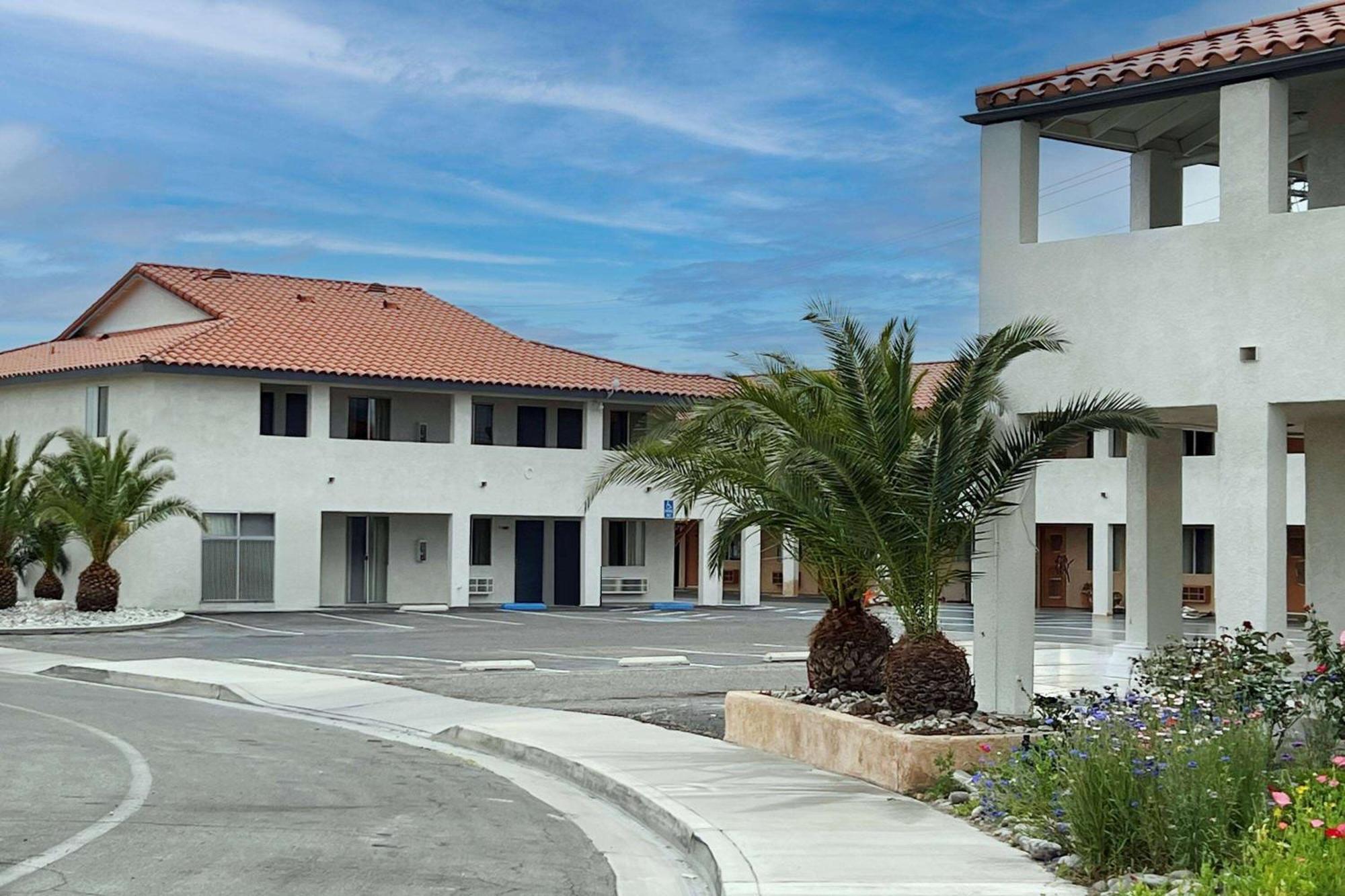 Days Inn By Wyndham Ridgecrest Near China Lake Naval Station Exterior photo